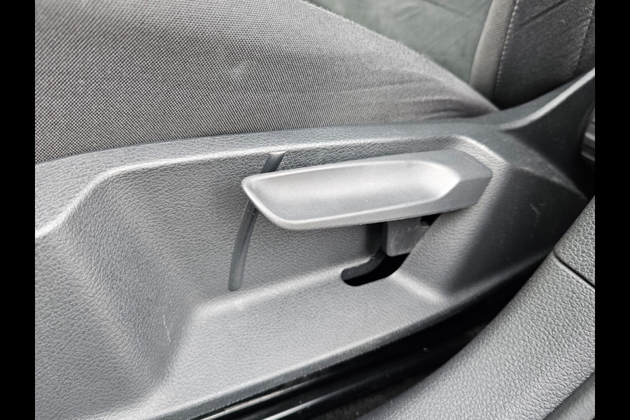 Volkswagen Golf 1.5 TSI Highline Business R | Automaat | LED | Trekhaak | Navi | Stoelverwarming | All-seasons | PDC |