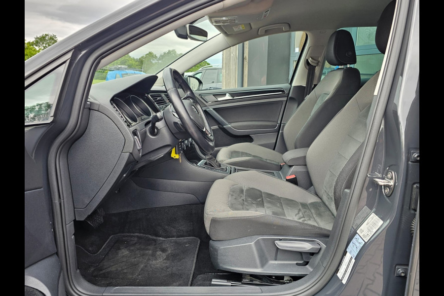 Volkswagen Golf 1.5 TSI Highline Business R | Automaat | LED | Trekhaak | Navi | Stoelverwarming | All-seasons | PDC |