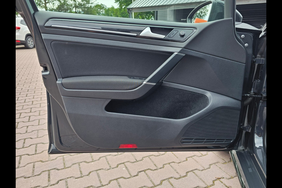 Volkswagen Golf 1.5 TSI Highline Business R | Automaat | LED | Trekhaak | Navi | Stoelverwarming | All-seasons | PDC |