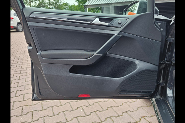 Volkswagen Golf 1.5 TSI Highline Business R | Automaat | LED | Trekhaak | Navi | Stoelverwarming | All-seasons | PDC |