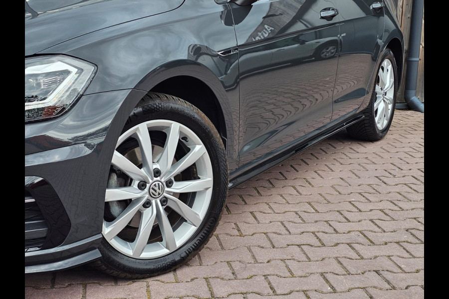 Volkswagen Golf 1.5 TSI Highline Business R | Automaat | LED | Trekhaak | Navi | Stoelverwarming | All-seasons | PDC |