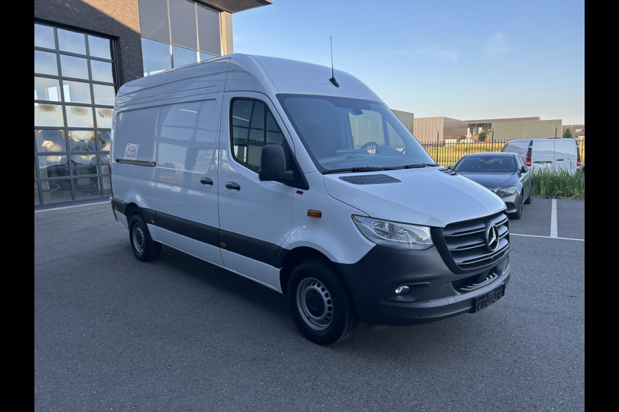 Mercedes-Benz Sprinter 317 CDI L2 H2 MBUX / 360 Camera / Parkeersensoren / Navigatie / Cruise control / Airco / 270 Graden achterdeuren
