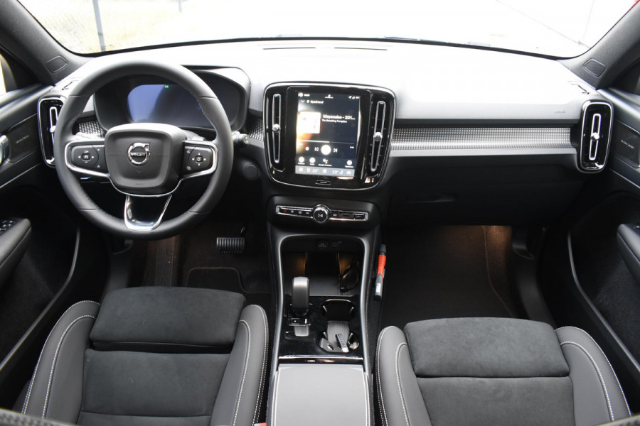 Volvo EX40 252PK Single Motor Extended Range 82 kWh Plus / Lounge pakket / Extra getint glas / Panoramadak / 360 camera / 20''velgen / zwart dak