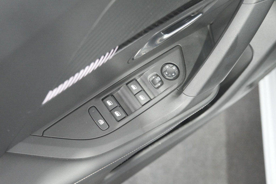 Peugeot e-2008 EV Allure Avantage 54 kWh | 11 KW Lader | Apple Carplay | Parkeersensoren