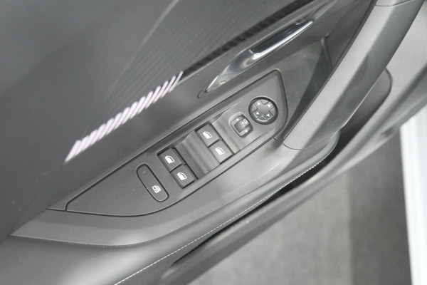 Peugeot e-2008 EV Allure Avantage 54 kWh | 11 KW Lader | Apple Carplay | Parkeersensoren