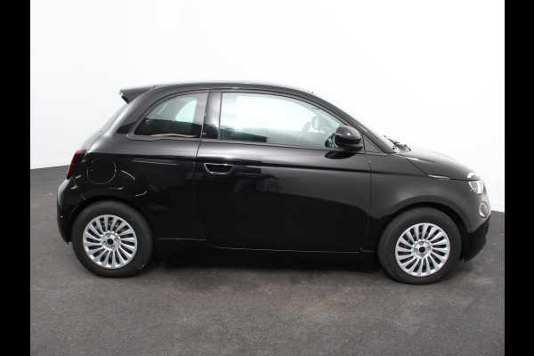 Fiat 500 Urban 42 kWh Airco Climatronic 360 Camera Stoelverwarming Keyless Wireless CarPlay Dodehoek Assistant 85 kW Charger Actieradius 320km WLTP