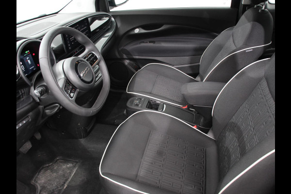 Fiat 500 Urban 42 kWh Airco Climatronic 360 Camera Stoelverwarming Keyless Wireless CarPlay Dodehoek Assistant 85 kW Charger Actieradius 320km WLTP