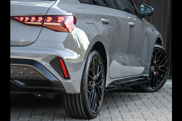 Audi A3 Sportback 45 TFSI e S edition Competition | Nardo Grey | Panoramadak | 5 jr garantie | Ambiance interieur | Sonos Sound | Active Cruise | S-Seats + Memory | Head-Up | Camera | Stoelverwarming | Keyless |