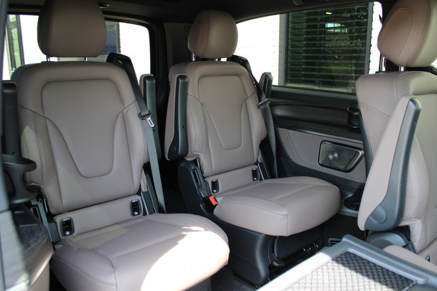 Mercedes-Benz V-Klasse 300d / XXL / AMG / Exclusive / 4-Matic / 7 Pers / Luchtv / Elec Stoel / 360 Cam / Burmester / Vol Opties / NIEUWSTAAT