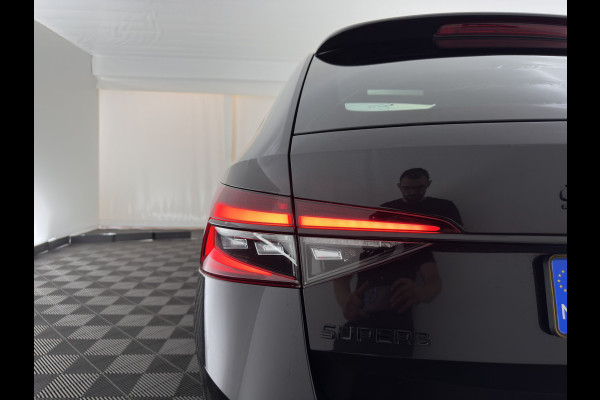 Škoda Superb Combi 1.4 TSI iV Sportline Business (Plug-in) (INCL.BTW) Aut. *PANO | LEATHER-MICROFIBRE | FULL-LED | DIGI-COCKPIT | HEATED-SPORTSEATS | KEYLESS | DAB+ | NAVI-FULLMAP | PRIVACYGLASS | SHIFT-PADDLES | AMBIENT-LIGHT | ECC | PDC | CRUSIE |
