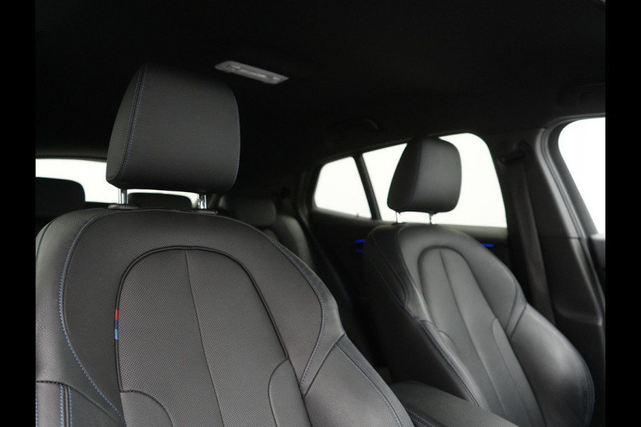 BMW X2 sDrive18i M Sport 140pk Dealer O.H. | Camera | Lederen Sportstoelen Verwarmd | Led Koplampen | Sfeerverlichting | Standkachel | Navigatie | DAB | 19''L.M. |