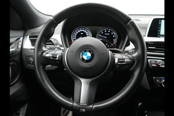 BMW X2 sDrive18i M Sport 140pk Dealer O.H. | Camera | Lederen Sportstoelen Verwarmd | Led Koplampen | Sfeerverlichting | Standkachel | Navigatie | DAB | 19''L.M. |