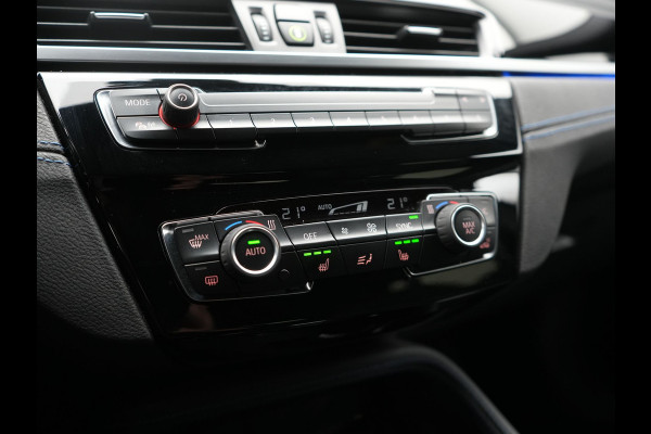 BMW X2 sDrive18i M Sport 140pk Dealer O.H. | Camera | Lederen Sportstoelen Verwarmd | Led Koplampen | Sfeerverlichting | Standkachel | Navigatie | DAB | 19''L.M. |