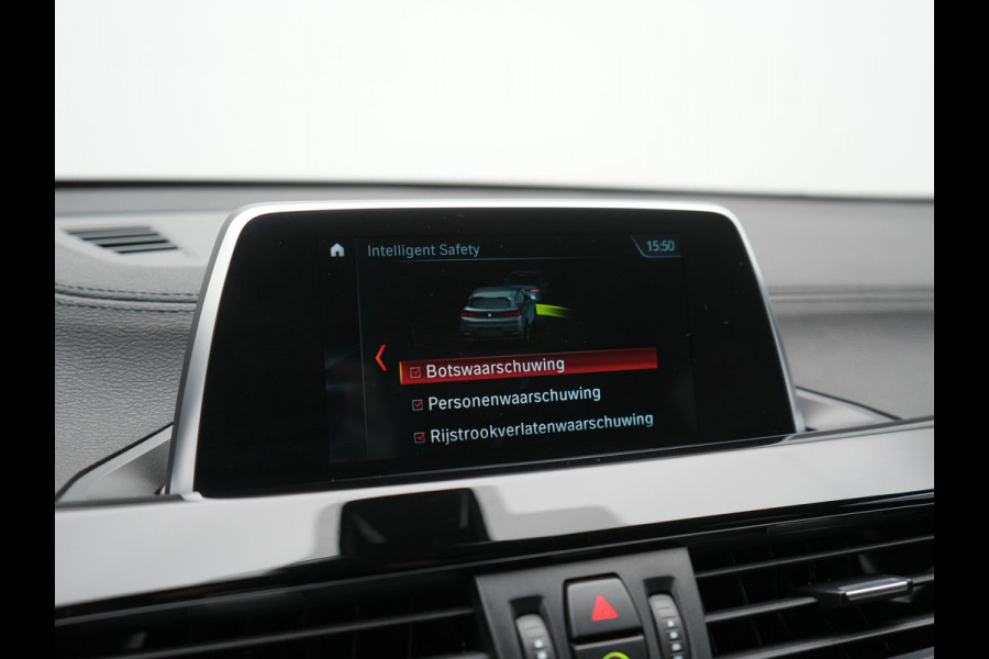 BMW X2 sDrive18i M Sport 140pk Dealer O.H. | Camera | Lederen Sportstoelen Verwarmd | Led Koplampen | Sfeerverlichting | Standkachel | Navigatie | DAB | 19''L.M. |