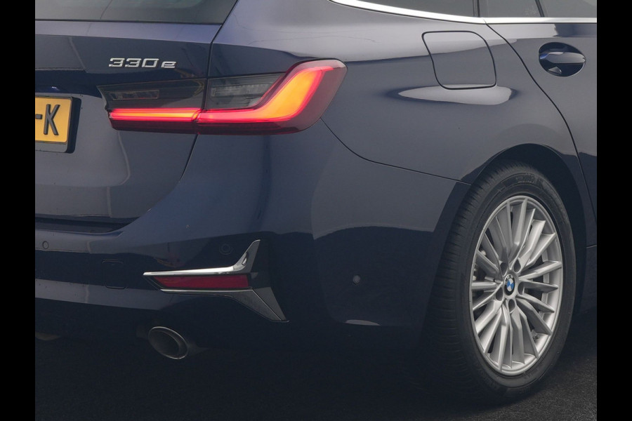 BMW 3 Serie Touring 330e Luxury Line PHEV 293pk Dealer O.H. | Trekhaak Af Fabriek | Panodak | Head Up | Adaptive Cruise | Laser LED | Camera | Lederen Comfortstoelen Verwarmd | Sfeerverlichting | Keyless | Blis | Apple Carplay | Navigatie | DAB | Plug In Hybrid |