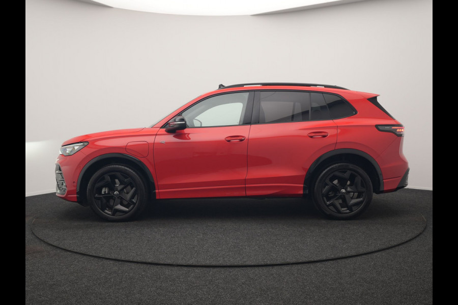 Volkswagen Tiguan 1.5 eHybrid R-Line Edition PHEV 204pk Dealer O.H. | Panodak | Adaptive Cruise | Head Up | 360 Camera | IQ Light | Sportstoelen Massage & Memory | Sfeerverlichting | Keyless | Blis | Apple Carplay | Navigatie | DAB | Plug In Hybrid |