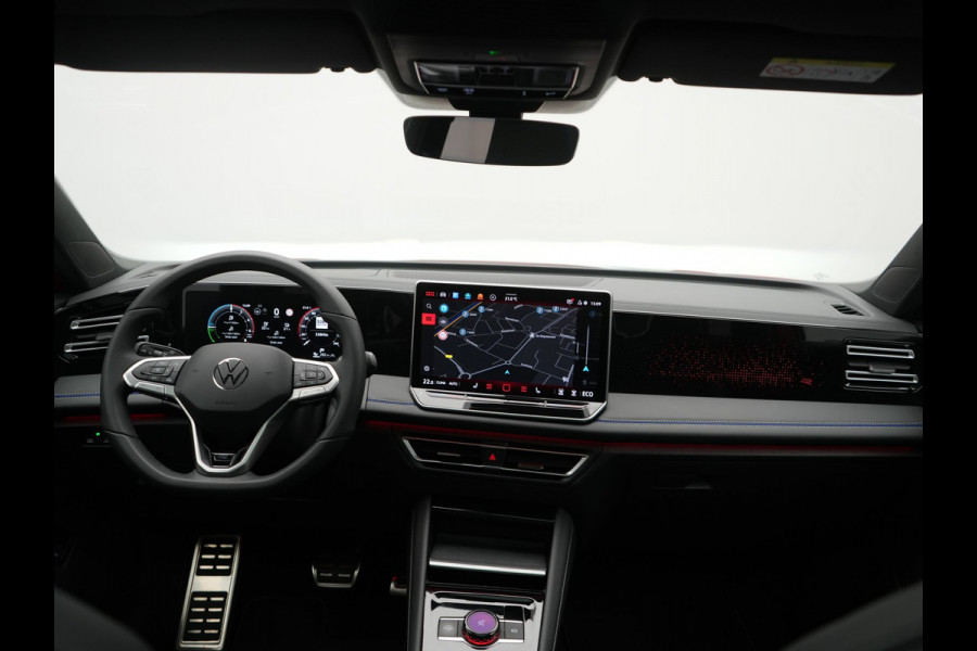 Volkswagen Tiguan 1.5 eHybrid R-Line Edition PHEV 204pk Dealer O.H. | Panodak | Adaptive Cruise | Head Up | 360 Camera | IQ Light | Sportstoelen Massage & Memory | Sfeerverlichting | Keyless | Blis | Apple Carplay | Navigatie | DAB | Plug In Hybrid |
