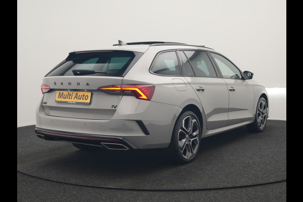 Škoda Octavia Combi 1.4 TSI iV RS PHEV 245pk Dealer O.H. | Panodak | Adaptive Cruise | Camera | Sportstoelen Verwarmd | Sfeerverlichting | Apple Carplay | Crystal LED | Keyless | Navigatie | DAB | Virtual Cockpit | 19"L.M | Plug In Hybrid |