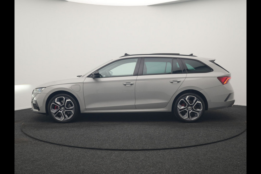 Škoda Octavia Combi 1.4 TSI iV RS PHEV 245pk Dealer O.H. | Panodak | Adaptive Cruise | Camera | Sportstoelen Verwarmd | Sfeerverlichting | Apple Carplay | Crystal LED | Keyless | Navigatie | DAB | Virtual Cockpit | 19"L.M | Plug In Hybrid |