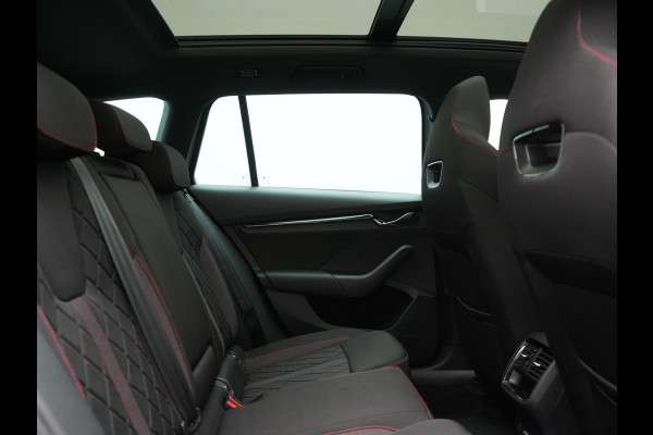 Škoda Octavia Combi 1.4 TSI iV RS PHEV 245pk Dealer O.H. | Panodak | Adaptive Cruise | Camera | Sportstoelen Verwarmd | Sfeerverlichting | Apple Carplay | Crystal LED | Keyless | Navigatie | DAB | Virtual Cockpit | 19"L.M | Plug In Hybrid |