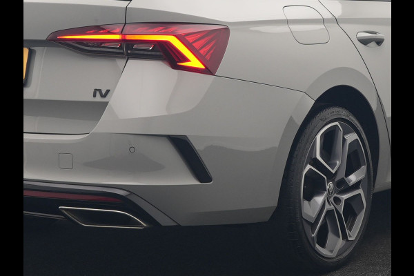 Škoda Octavia Combi 1.4 TSI iV RS PHEV 245pk Dealer O.H. | Panodak | Adaptive Cruise | Camera | Sportstoelen Verwarmd | Sfeerverlichting | Apple Carplay | Crystal LED | Keyless | Navigatie | DAB | Virtual Cockpit | 19"L.M | Plug In Hybrid |