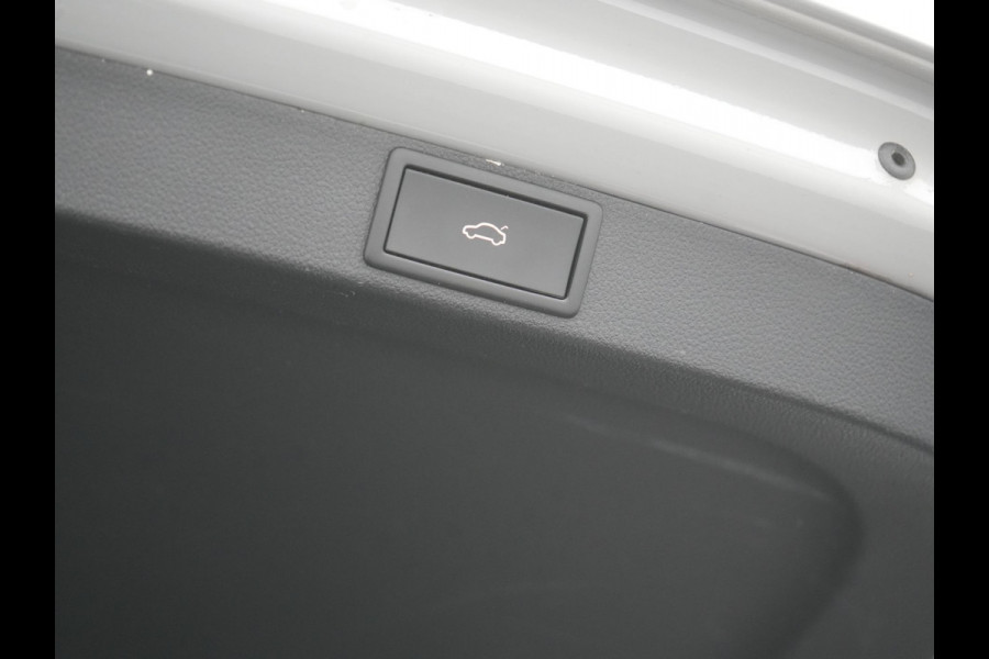 Škoda Octavia Combi 1.4 TSI iV RS PHEV 245pk Dealer O.H. | Panodak | Adaptive Cruise | Camera | Sportstoelen Verwarmd | Sfeerverlichting | Apple Carplay | Crystal LED | Keyless | Navigatie | DAB | Virtual Cockpit | 19"L.M | Plug In Hybrid |