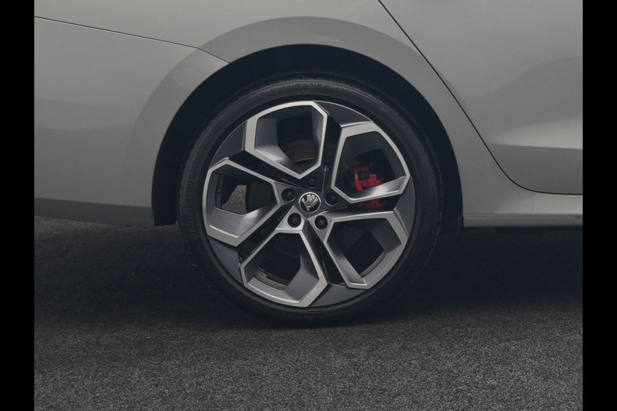 Škoda Octavia Combi 1.4 TSI iV RS PHEV 245pk Dealer O.H. | Panodak | Adaptive Cruise | Camera | Sportstoelen Verwarmd | Sfeerverlichting | Apple Carplay | Crystal LED | Keyless | Navigatie | DAB | Virtual Cockpit | 19"L.M | Plug In Hybrid |
