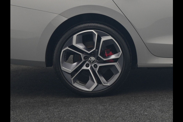 Škoda Octavia Combi 1.4 TSI iV RS PHEV 245pk Dealer O.H. | Panodak | Adaptive Cruise | Camera | Sportstoelen Verwarmd | Sfeerverlichting | Apple Carplay | Crystal LED | Keyless | Navigatie | DAB | Virtual Cockpit | 19"L.M | Plug In Hybrid |