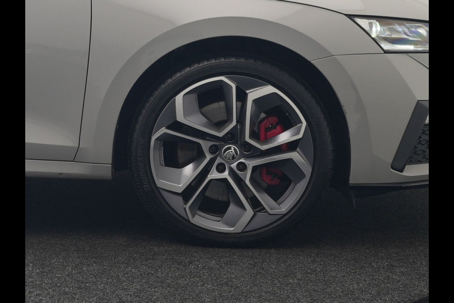 Škoda Octavia Combi 1.4 TSI iV RS PHEV 245pk Dealer O.H. | Panodak | Adaptive Cruise | Camera | Sportstoelen Verwarmd | Sfeerverlichting | Apple Carplay | Crystal LED | Keyless | Navigatie | DAB | Virtual Cockpit | 19"L.M | Plug In Hybrid |