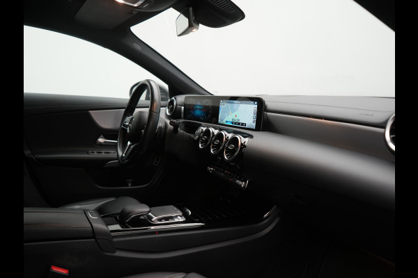 Mercedes-Benz CLA-Klasse **NIEUW MODEL** 200 Advantage 164pk | Trekhaak | Camera | Widescreen Navi | Park Assist | Apple Carplay | Cruise Control | Lane Assist | DAB | 18"L.M " |