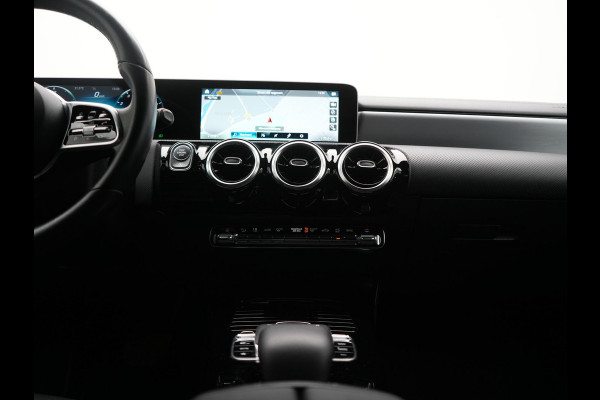 Mercedes-Benz CLA-Klasse **NIEUW MODEL** 200 Advantage 164pk | Trekhaak | Camera | Widescreen Navi | Park Assist | Apple Carplay | Cruise Control | Lane Assist | DAB | 18"L.M " |