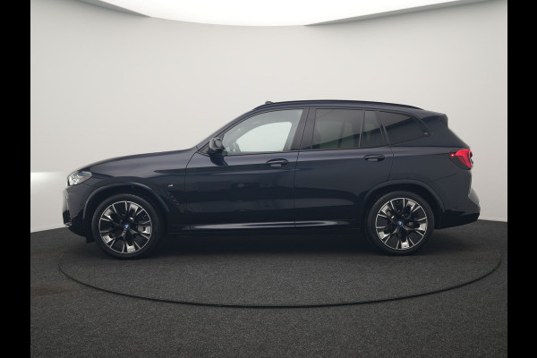 BMW iX3 M Sport High Executive 80 kWh 286pk Dealer O.H. SOH 95% | Trekhaak Af Fabriek | Panodak | Head Up | 360 Camera | Harman / Kardon | Lederen Sportstoelen Memory & Verwarmd | Keyless | Blis | Sfeerverlichting | 20"L.M | Adaptive LED |
