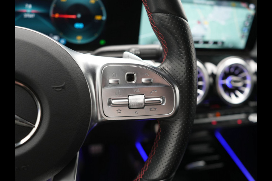 Mercedes-Benz EQB 300 4MATIC AMG Line 69,7 kWh 228pk Dealer O.H. | Camera | MBUX Widescreen Navi | Alcantara Sportstoelen Verwarmd | Sfeerverlichting | Night Pakket | Cruise Control | Virtual | DAB |