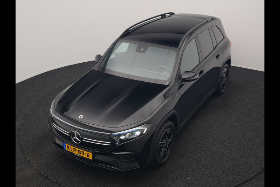 Mercedes-Benz EQB 300 4MATIC AMG Line 69,7 kWh 228pk Dealer O.H. | Camera | MBUX Widescreen Navi | Alcantara Sportstoelen Verwarmd | Sfeerverlichting | Night Pakket | Cruise Control | Virtual | DAB |