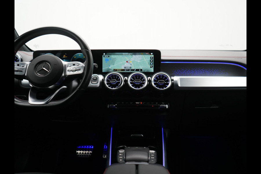 Mercedes-Benz EQB 300 4MATIC AMG Line 69,7 kWh 228pk Dealer O.H. | Camera | MBUX Widescreen Navi | Alcantara Sportstoelen Verwarmd | Sfeerverlichting | Night Pakket | Cruise Control | Virtual | DAB |