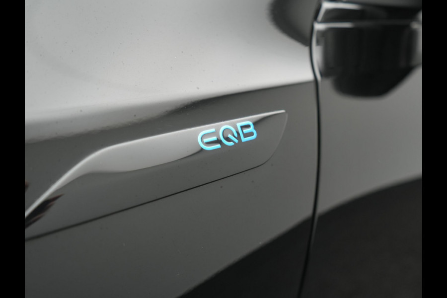 Mercedes-Benz EQB 300 4MATIC AMG Line 69,7 kWh 228pk Dealer O.H. | Camera | MBUX Widescreen Navi | Alcantara Sportstoelen Verwarmd | Sfeerverlichting | Night Pakket | Cruise Control | Virtual | DAB |