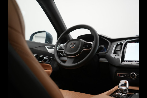 Volvo XC90 T8 AWD Ultimate Bright 7 Persoons LONG RANGE PHEV 455pk Dealer O.H. | Trekhaak Af Fabriek | Panodak | Head Up | Adaptive Cruise | 360 Camera | Bowers & Wilkins | Lederen Sportstoelen Massage & Memory & Ventilatie | Google Assistent | Stoelen & Stuur Verwarmd  | Keyless | Blis | Plug In Hybrid |