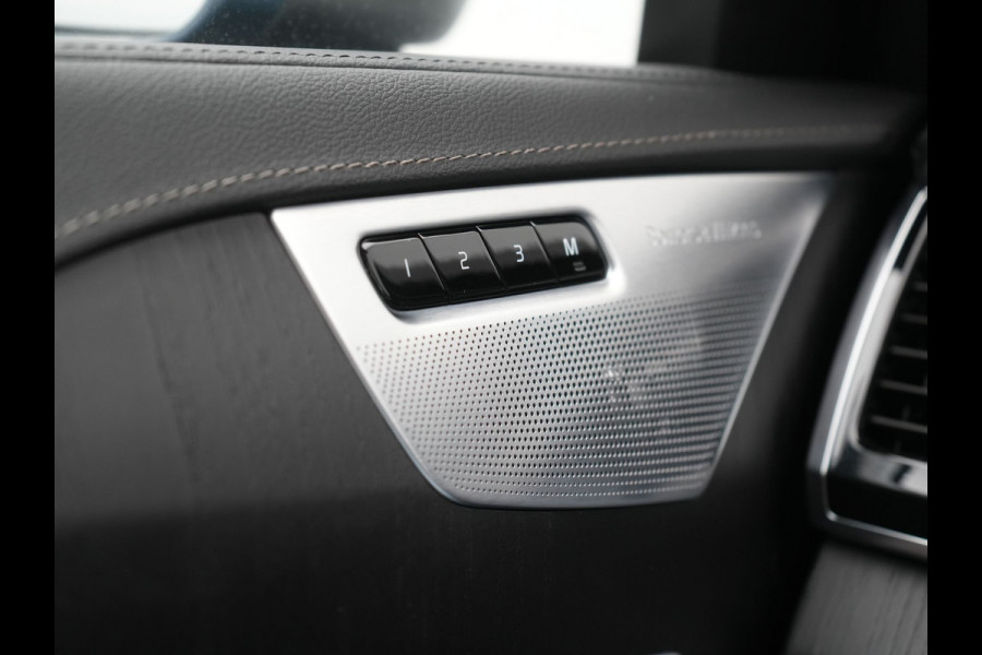 Volvo XC90 T8 AWD Ultimate Bright 7 Persoons LONG RANGE PHEV 455pk Dealer O.H. | Trekhaak Af Fabriek | Panodak | Head Up | Adaptive Cruise | 360 Camera | Bowers & Wilkins | Lederen Sportstoelen Massage & Memory & Ventilatie | Google Assistent | Stoelen & Stuur Verwarmd  | Keyless | Blis | Plug In Hybrid |