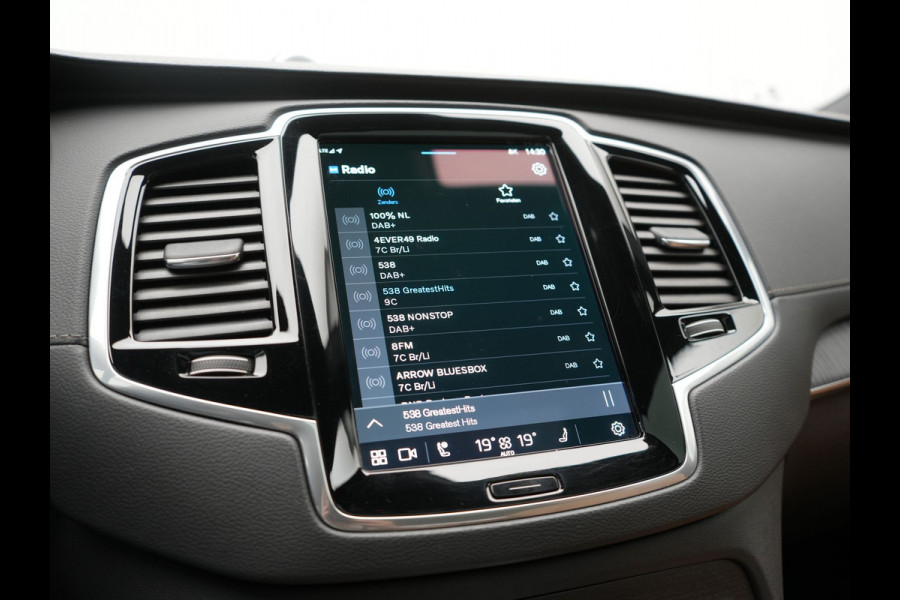 Volvo XC90 T8 AWD Ultimate Bright 7 Persoons LONG RANGE PHEV 455pk Dealer O.H. | Trekhaak Af Fabriek | Panodak | Head Up | Adaptive Cruise | 360 Camera | Bowers & Wilkins | Lederen Sportstoelen Massage & Memory & Ventilatie | Google Assistent | Stoelen & Stuur Verwarmd  | Keyless | Blis | Plug In Hybrid |