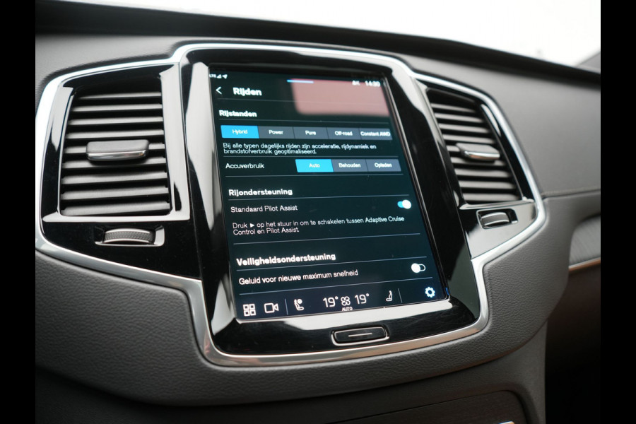 Volvo XC90 T8 AWD Ultimate Bright 7 Persoons LONG RANGE PHEV 455pk Dealer O.H. | Trekhaak Af Fabriek | Panodak | Head Up | Adaptive Cruise | 360 Camera | Bowers & Wilkins | Lederen Sportstoelen Massage & Memory & Ventilatie | Google Assistent | Stoelen & Stuur Verwarmd  | Keyless | Blis | Plug In Hybrid |