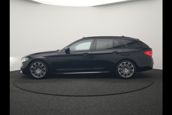 BMW 5 Serie Touring 520i M Sport 184pk Dealer O.H. | Panodak | Head Up | 360 Camera | Lederen Comfortzetels Memory & Verwarmd | Sfeerverlichting | Blis | Apple Carplay | Stuur Verwarmd | Adaptive LED | Navigatie | DAB | 19"L.M |