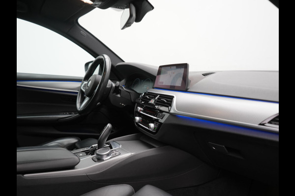 BMW 5 Serie Touring 520i M Sport 184pk Dealer O.H. | Panodak | Head Up | 360 Camera | Lederen Comfortzetels Memory & Verwarmd | Sfeerverlichting | Blis | Apple Carplay | Stuur Verwarmd | Adaptive LED | Navigatie | DAB | 19"L.M |