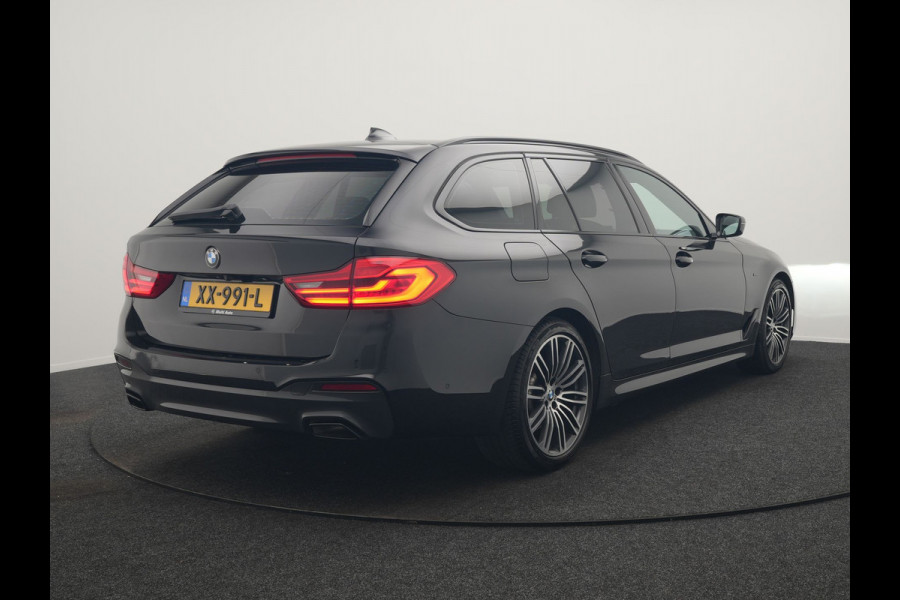 BMW 5 Serie Touring 520i M Sport 184pk Dealer O.H. | Panodak | Head Up | 360 Camera | Lederen Comfortzetels Memory & Verwarmd | Sfeerverlichting | Blis | Apple Carplay | Stuur Verwarmd | Adaptive LED | Navigatie | DAB | 19"L.M |