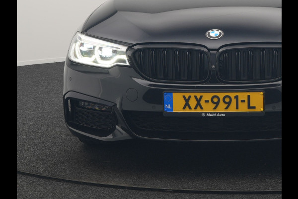 BMW 5 Serie Touring 520i M Sport 184pk Dealer O.H. | Panodak | Head Up | 360 Camera | Lederen Comfortzetels Memory & Verwarmd | Sfeerverlichting | Blis | Apple Carplay | Stuur Verwarmd | Adaptive LED | Navigatie | DAB | 19"L.M |