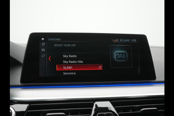 BMW 5 Serie Touring 520i M Sport 184pk Dealer O.H. | Panodak | Head Up | 360 Camera | Lederen Comfortzetels Memory & Verwarmd | Sfeerverlichting | Blis | Apple Carplay | Stuur Verwarmd | Adaptive LED | Navigatie | DAB | 19"L.M |