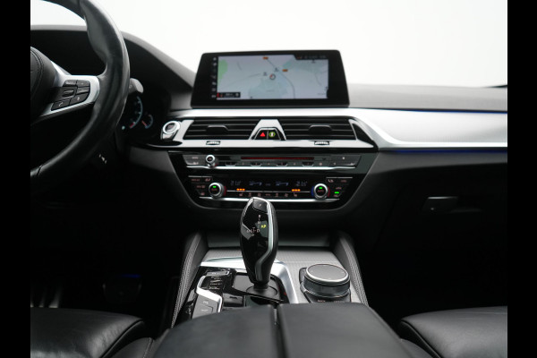 BMW 5 Serie Touring 520i M Sport 184pk Dealer O.H. | Panodak | Head Up | 360 Camera | Lederen Comfortzetels Memory & Verwarmd | Sfeerverlichting | Blis | Apple Carplay | Stuur Verwarmd | Adaptive LED | Navigatie | DAB | 19"L.M |