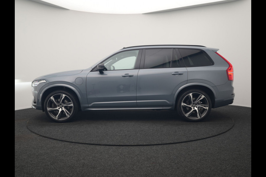 Volvo XC90 T8 Recharge AWD R-Design 7 Persoons Long Range PHEV 456pk Dealer O.H | Luchtvering | Trekhaak Af Fabriek | Panodak | 360 Camera | Adaptive Cruise | Harman  / Kardon | Alcantara Sportstoelen Memory & Verwarmd | Keyless | Pilot Assist | Apple Carplay | Stuur Verwarmd | BLIS | Adaptive LED | Navigatie | Virtual | DAB | 22"L.M | Plug In Hybrid |