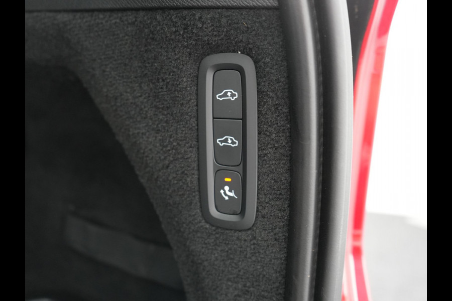 Volvo XC90 T8 Recharge AWD R-Design 7 Persoons Long Range PHEV 456pk Dealer O.H | Luchtvering | Trekhaak Af Fabriek | Panodak | 360 Camera | Adaptive Cruise | Harman  / Kardon | Alcantara Sportstoelen Memory & Verwarmd | Keyless | Pilot Assist | Apple Carplay | Stuur Verwarmd | BLIS | Adaptive LED | Navigatie | Virtual | DAB | 22"L.M | Plug In Hybrid |