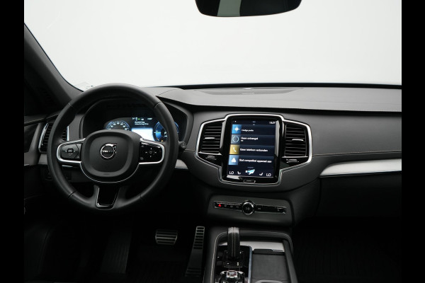 Volvo XC90 T8 Recharge AWD R-Design 7 Persoons Long Range PHEV 456pk Dealer O.H | Luchtvering | Trekhaak Af Fabriek | Panodak | 360 Camera | Adaptive Cruise | Harman  / Kardon | Alcantara Sportstoelen Memory & Verwarmd | Keyless | Pilot Assist | Apple Carplay | Stuur Verwarmd | BLIS | Adaptive LED | Navigatie | Virtual | DAB | 22"L.M | Plug In Hybrid |