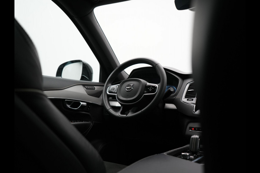 Volvo XC90 T8 Recharge AWD R-Design 7 Persoons Long Range PHEV 456pk Dealer O.H | Luchtvering | Trekhaak Af Fabriek | Panodak | 360 Camera | Adaptive Cruise | Harman  / Kardon | Alcantara Sportstoelen Memory & Verwarmd | Keyless | Pilot Assist | Apple Carplay | Stuur Verwarmd | BLIS | Adaptive LED | Navigatie | Virtual | DAB | 22"L.M | Plug In Hybrid |
